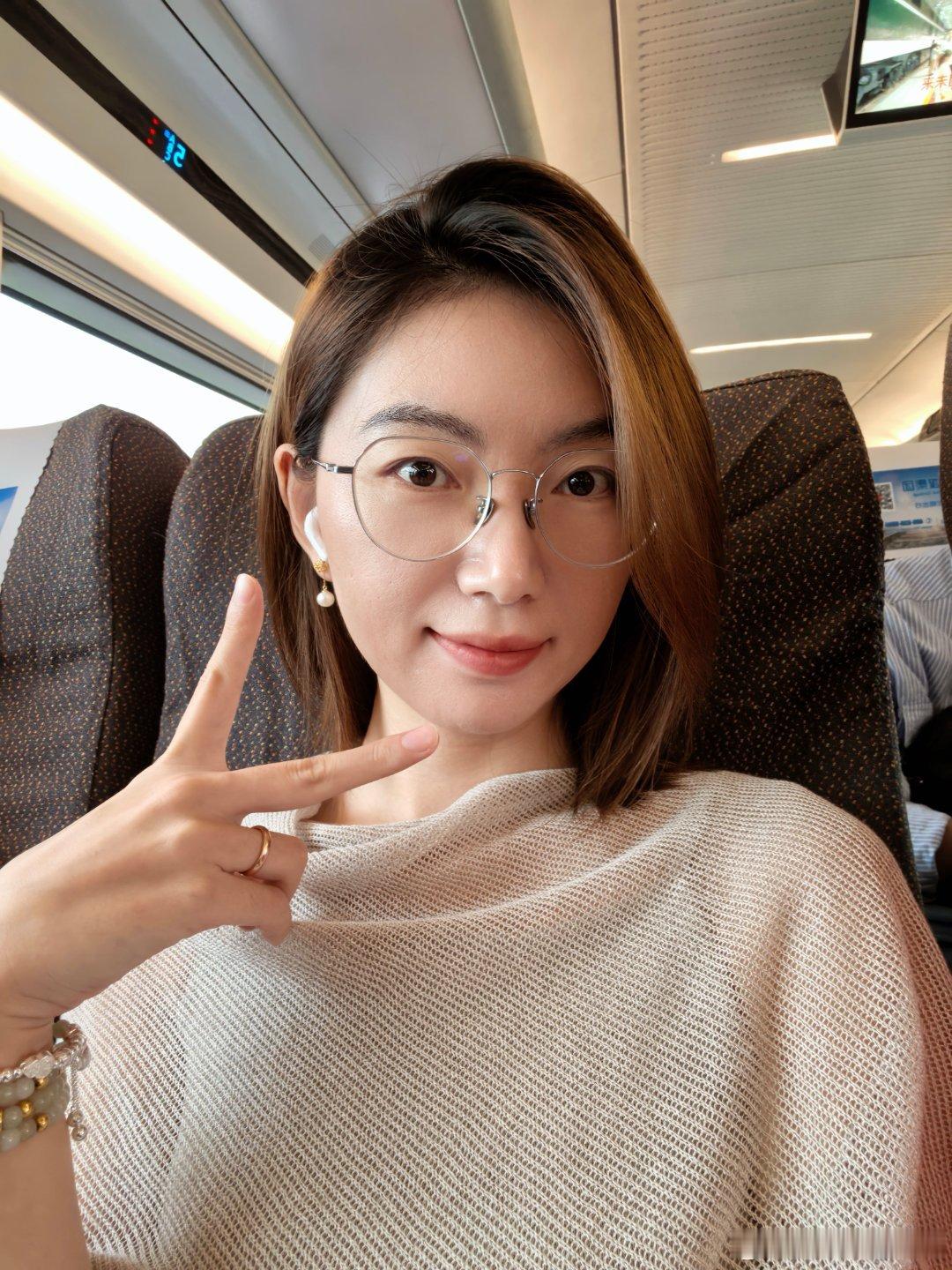 到杭州啦～蔚来这个中秋礼盒还挺用心的基于G318换电路线设计，把沿途风光做成立体