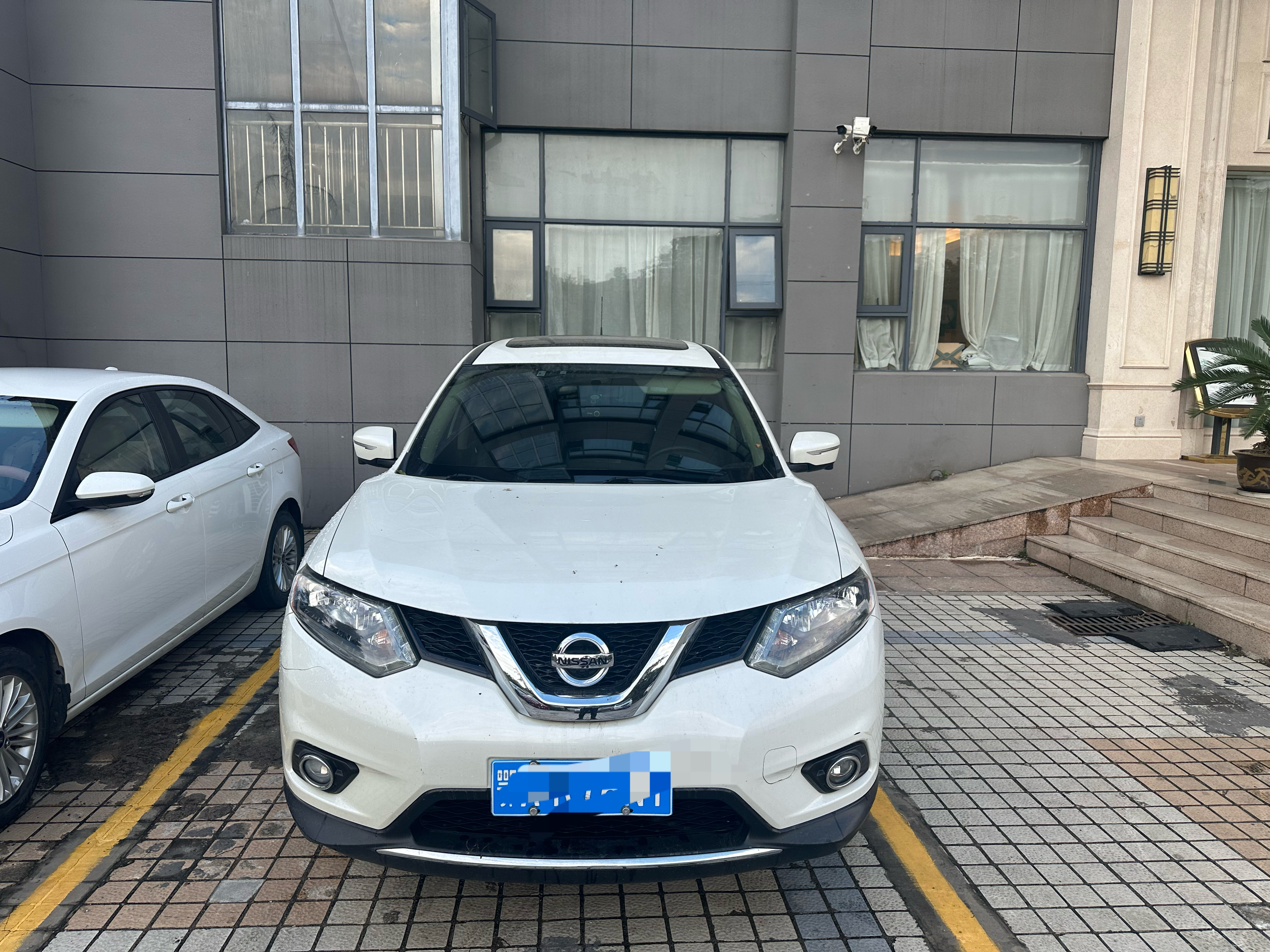 华中科技大学校内拿下2016年7月上牌日厂奇峻 教授一手车  8万公里 2.0L