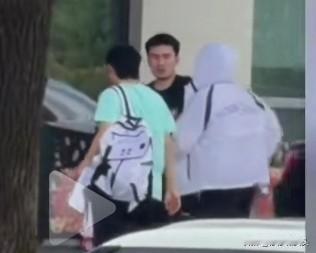 8.22新鲜上训王队。原来有接驳车呀！谁说国乒到崇明岛上封闭训练就没有任何消息传