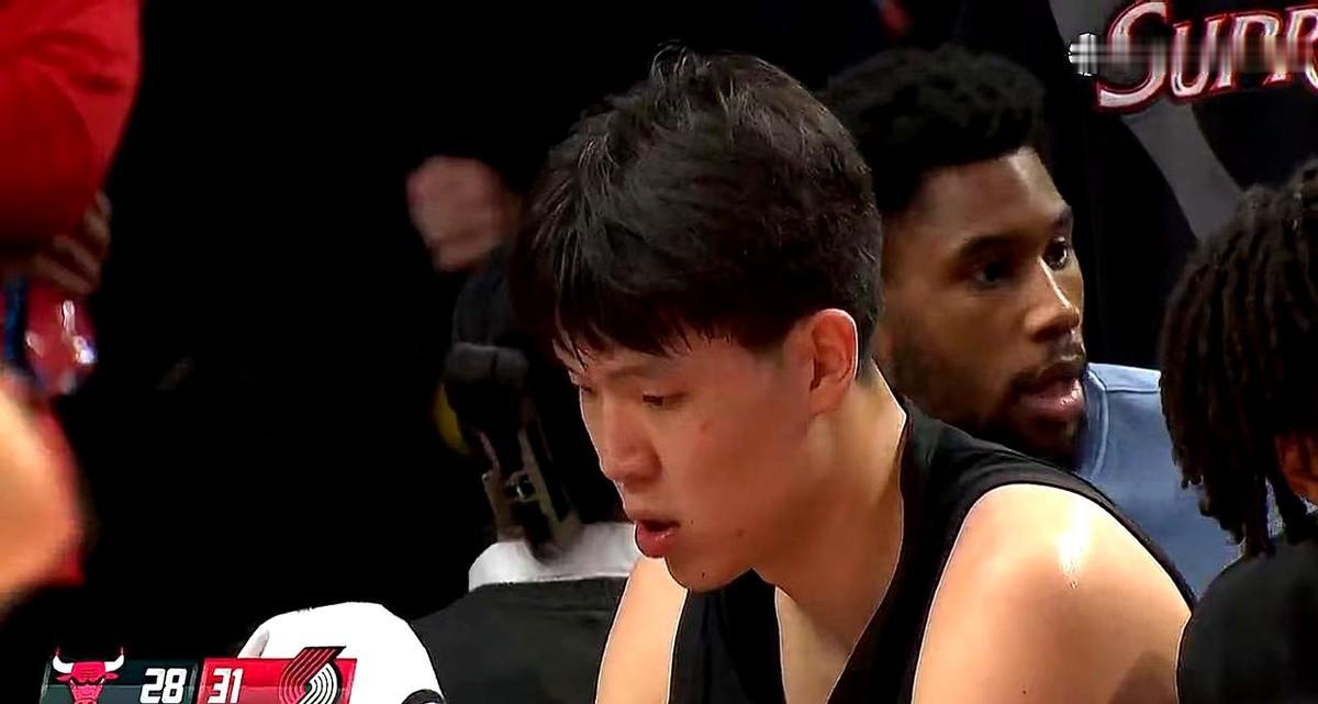 半场小杨捞到4分钟贡献2+1+1

开拓者背靠背比赛，教练不知道咋想的，把柯林森