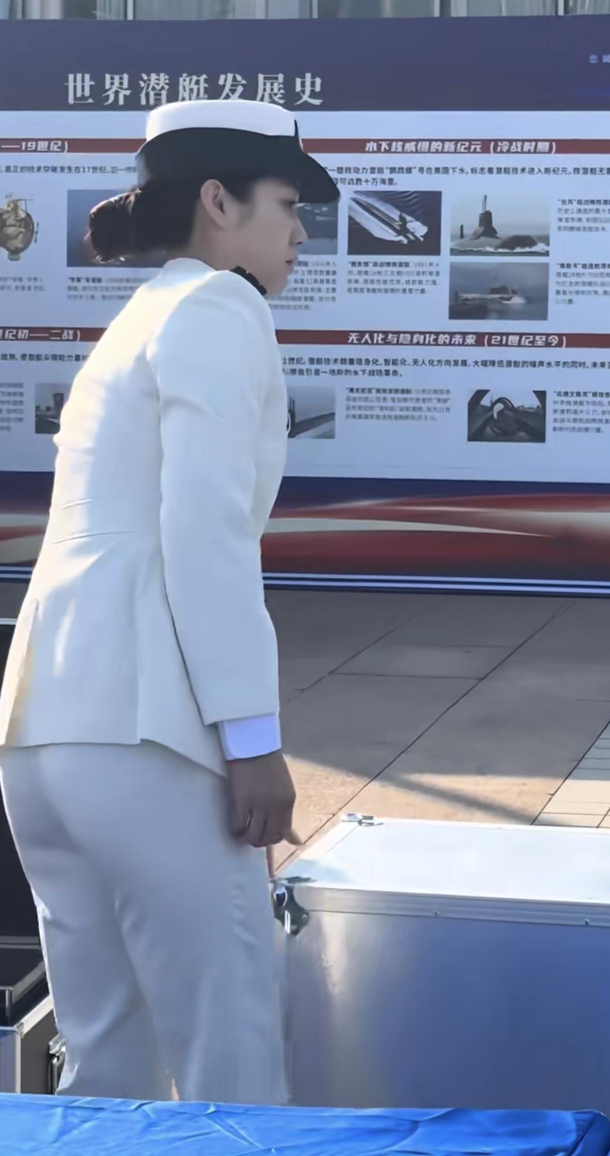 年轻的海军少校，这么年轻就两毛一，人中龙凤。军裤现在那么修身吗？挺符合曲线的。常