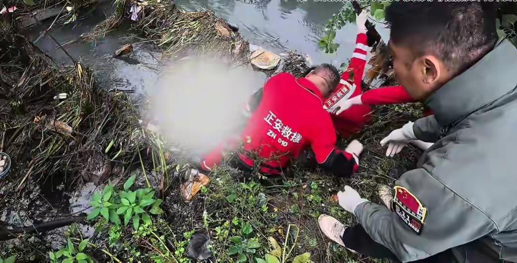 真可怜！济南章丘，一位下肢残疾的男子，把自己手机里的钱，转账给妹妹后，跳河了结了