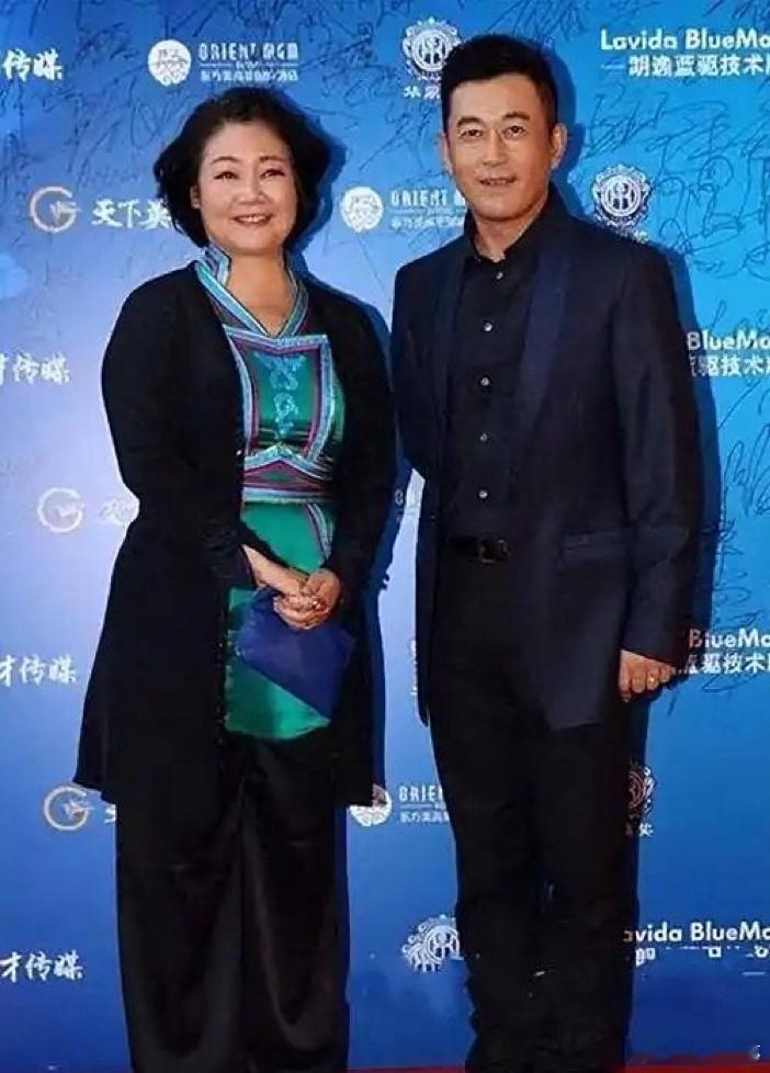 1985年，上海戏剧学院表演系迎来了新一批学生。17岁的蒙古族女孩萨日娜和身高一