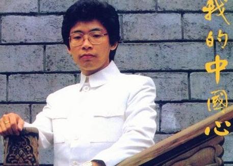 1984年，歌手张明敏得知我国举办亚运会的经费，还差了6亿的缺口时，毅然决然的卖
