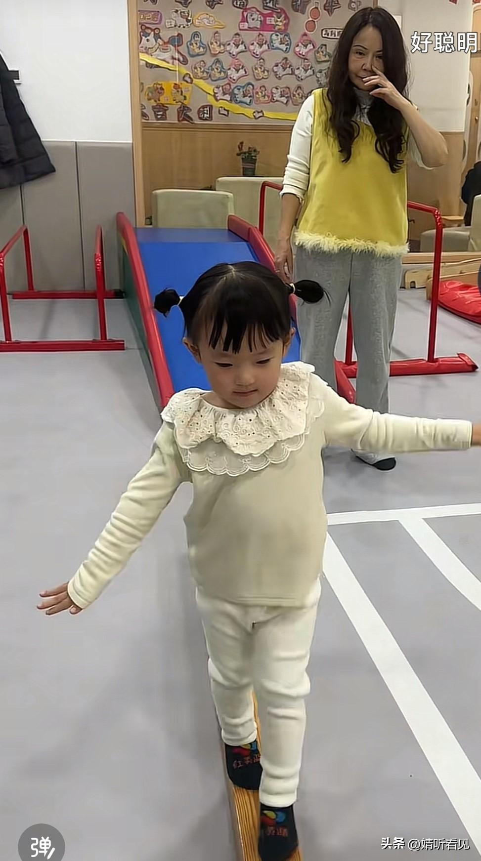 闪闪又跟着奶奶去上体能课啦！
察觉到了吗？
闪闪如今的课程还不少呢，像舞蹈、体能