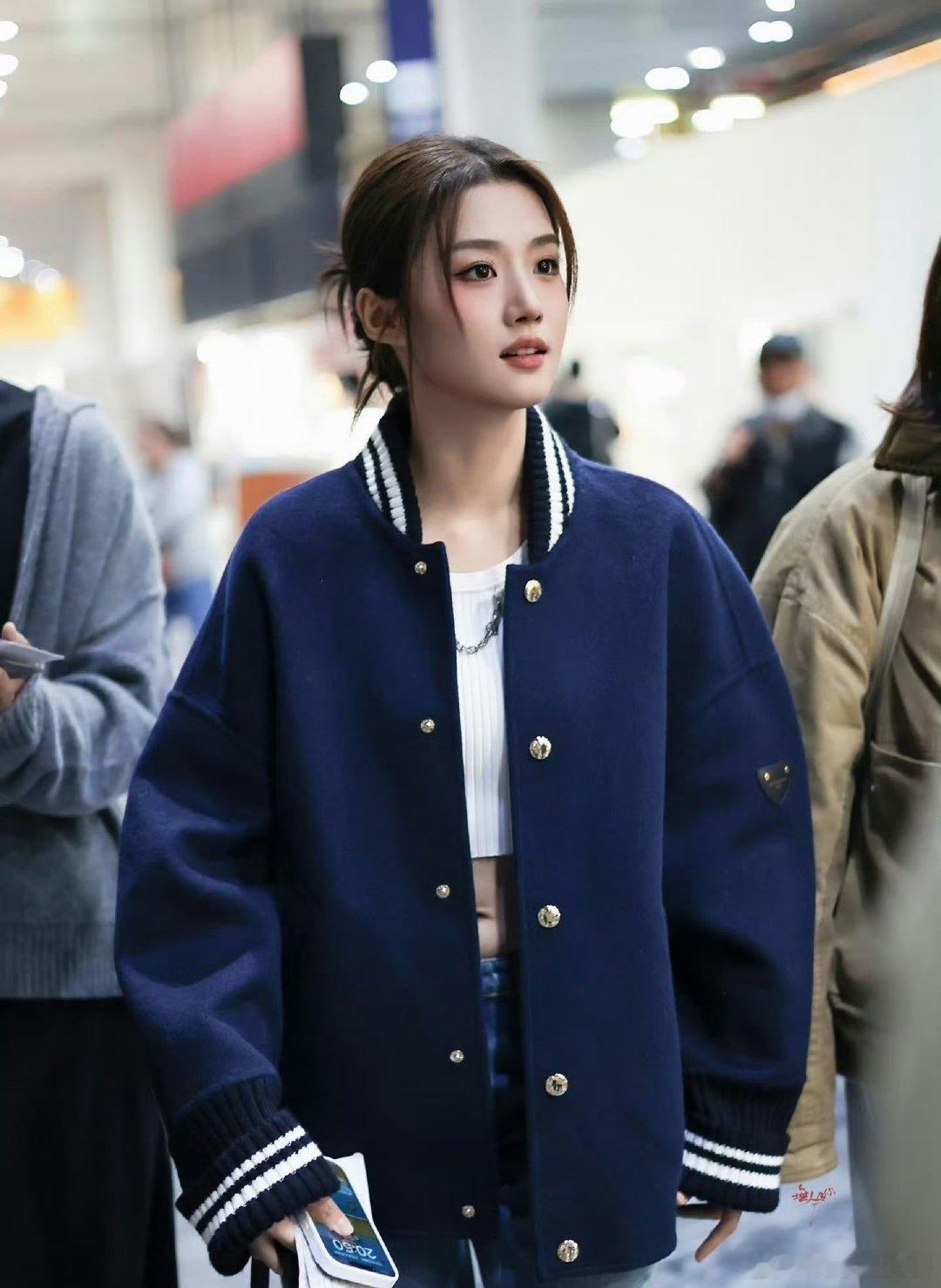 万米高空里，卢昱晓捧着剧本的身影满是专注，两个多小时的沉浸式研读，藏着她对演员职