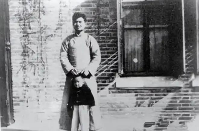 1951年11月，湖南省新宁县法庭判处了名为国军起义将领实为地下党员还是朱自清先