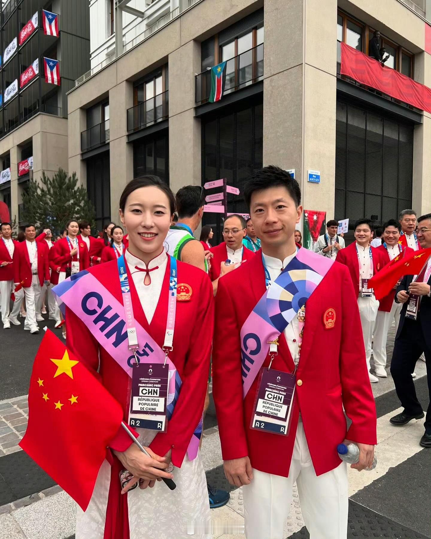 中国奥运代表团开幕式旗手冯雨和马龙出发啦！中国代表团预计第 41 位出场～#中国