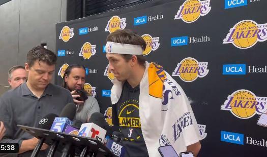 小里弗斯说：“看到湖人队在没有他和东契奇的情况下取得成功真是件非常有趣的事情。”