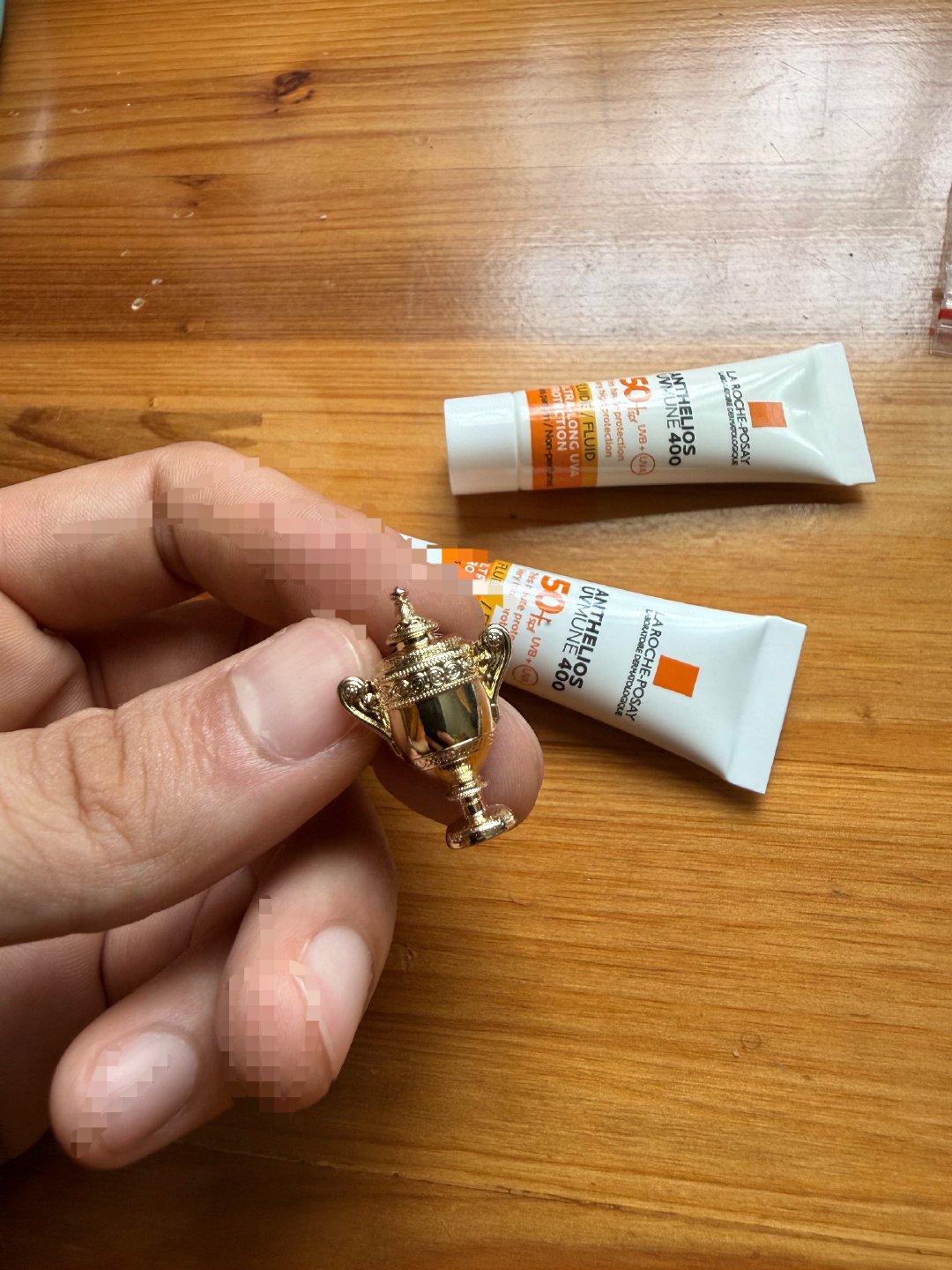 感谢🙏的温网男单冠军徽章！贴心姑还加了两个防晒哈哈哈球包上又要添加新玩意儿啦～