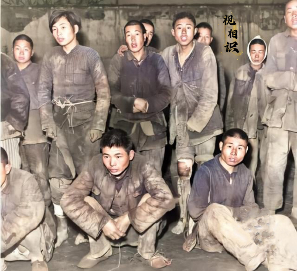 1948年2月，苏浙纵队的游击队员们不幸被反动派俘获后的场景，画面中他们或坐或站...