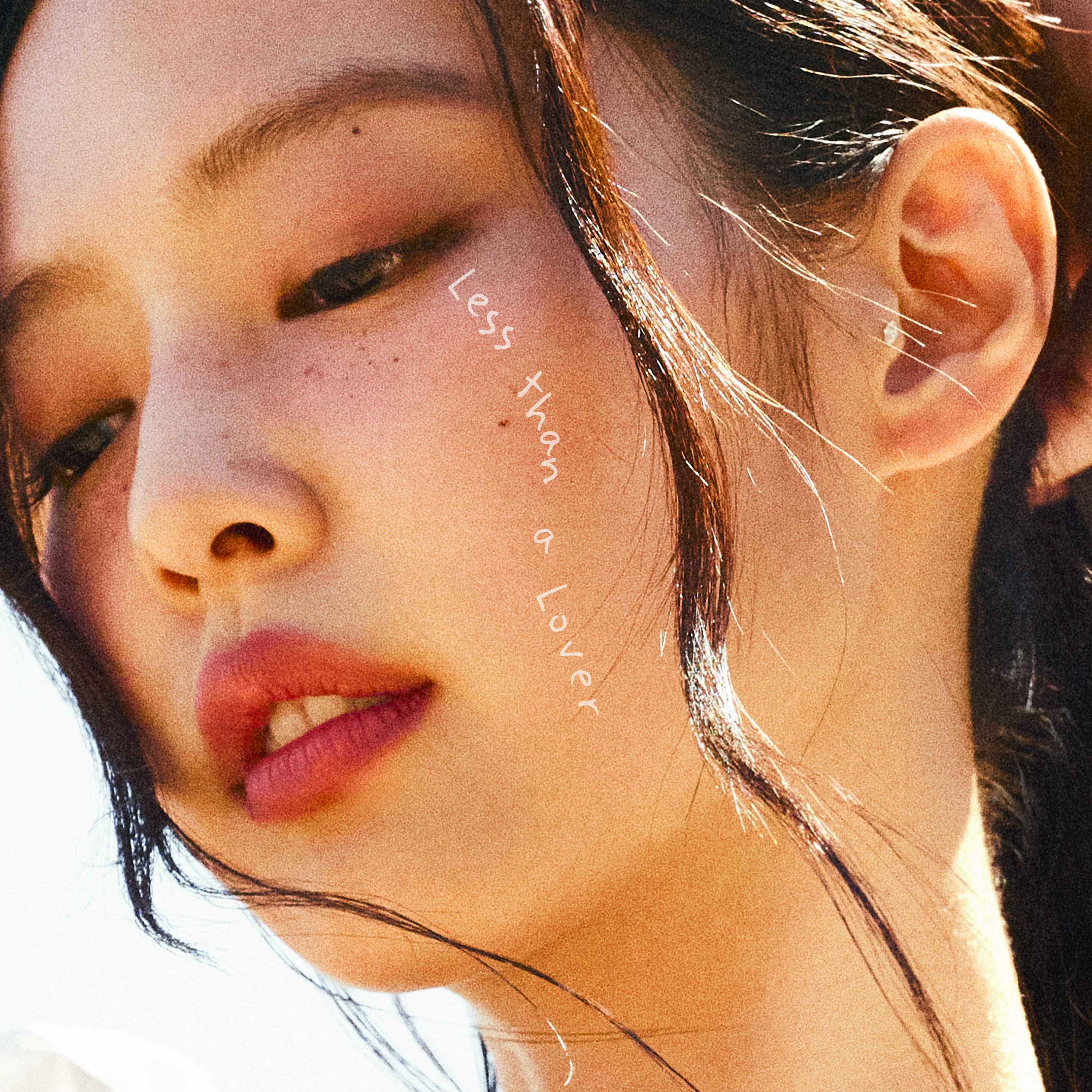 美翻！JENNIE曝光回归新单Less than a Lover极清单封美图！坐