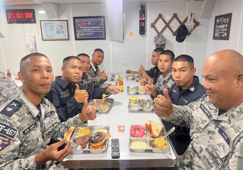 泰国海军的伙食水平很不错的！

这样是泰国海军457甲布里号护卫舰，为泰国海军提