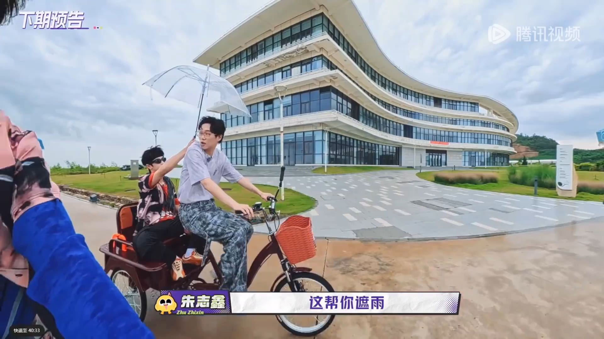 朱志鑫给李飞撑伞朱志鑫淋着雨给李飞撑伞一路向海的少年 朱志鑫淋着雨给李飞撑伞，李