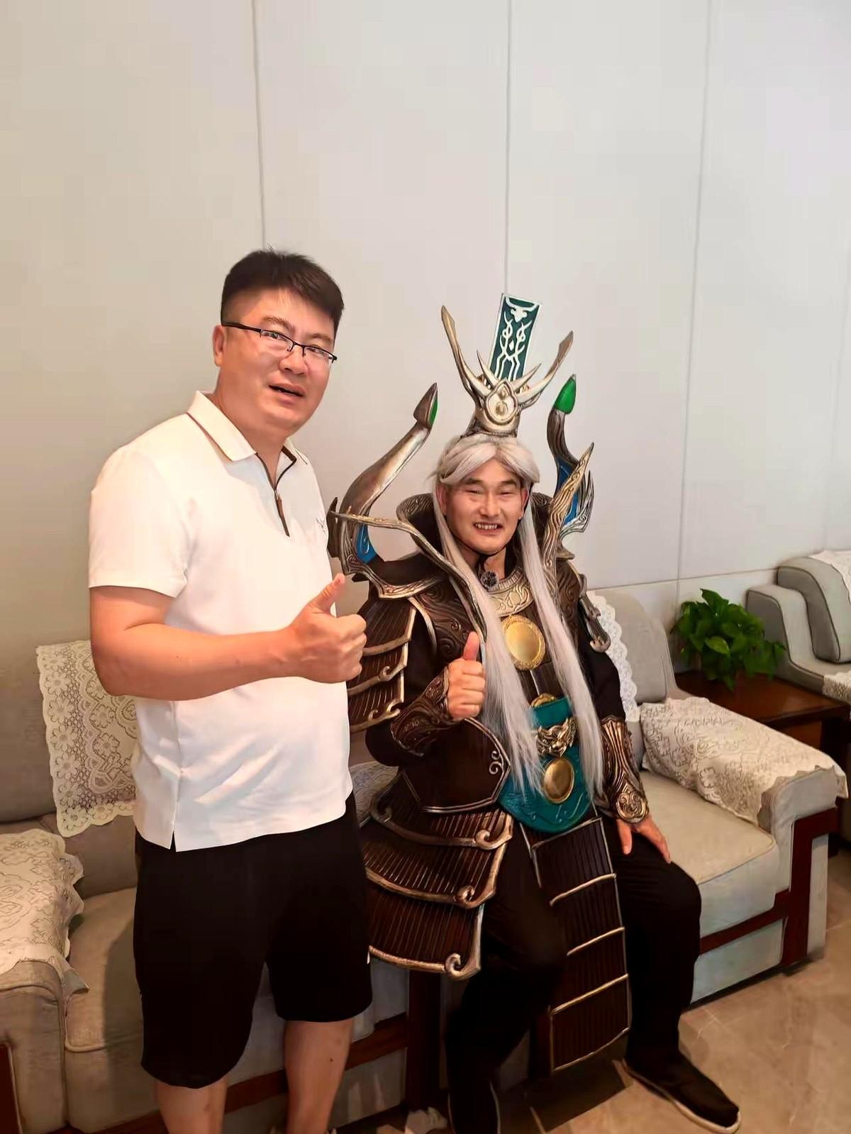 大衣哥朱之文又穿上了“战袍”，这次不是大衣，是一身沉甸甸的泰山石敢当铠甲。

有