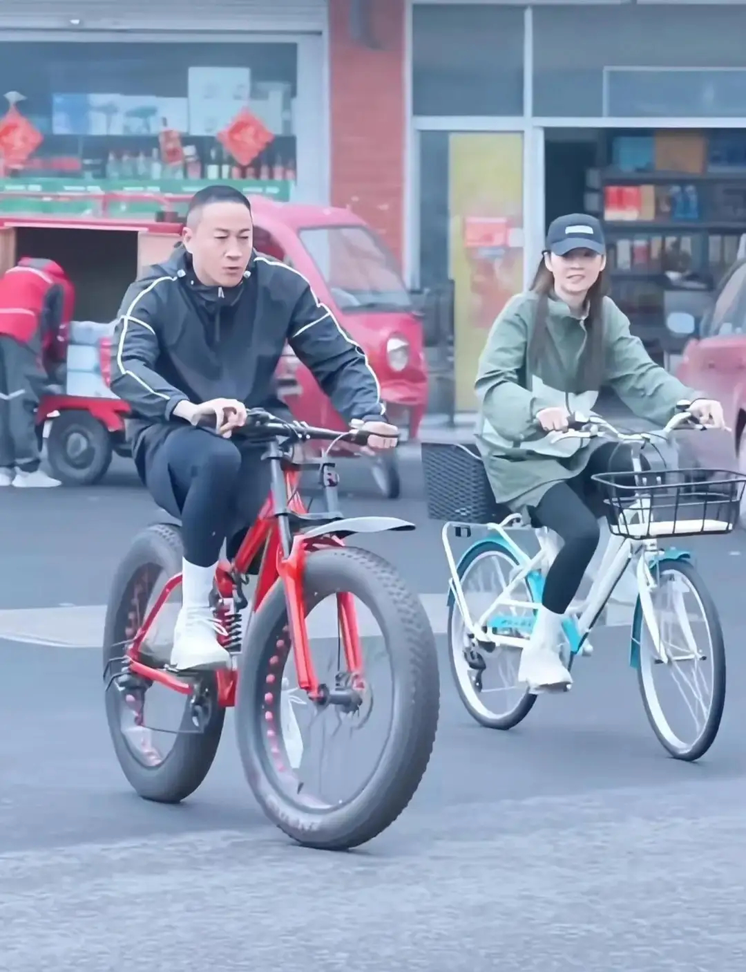 何润东骑自行车买早饭，妻子林姵希也一起骑车陪同，恩爱羡煞旁人 