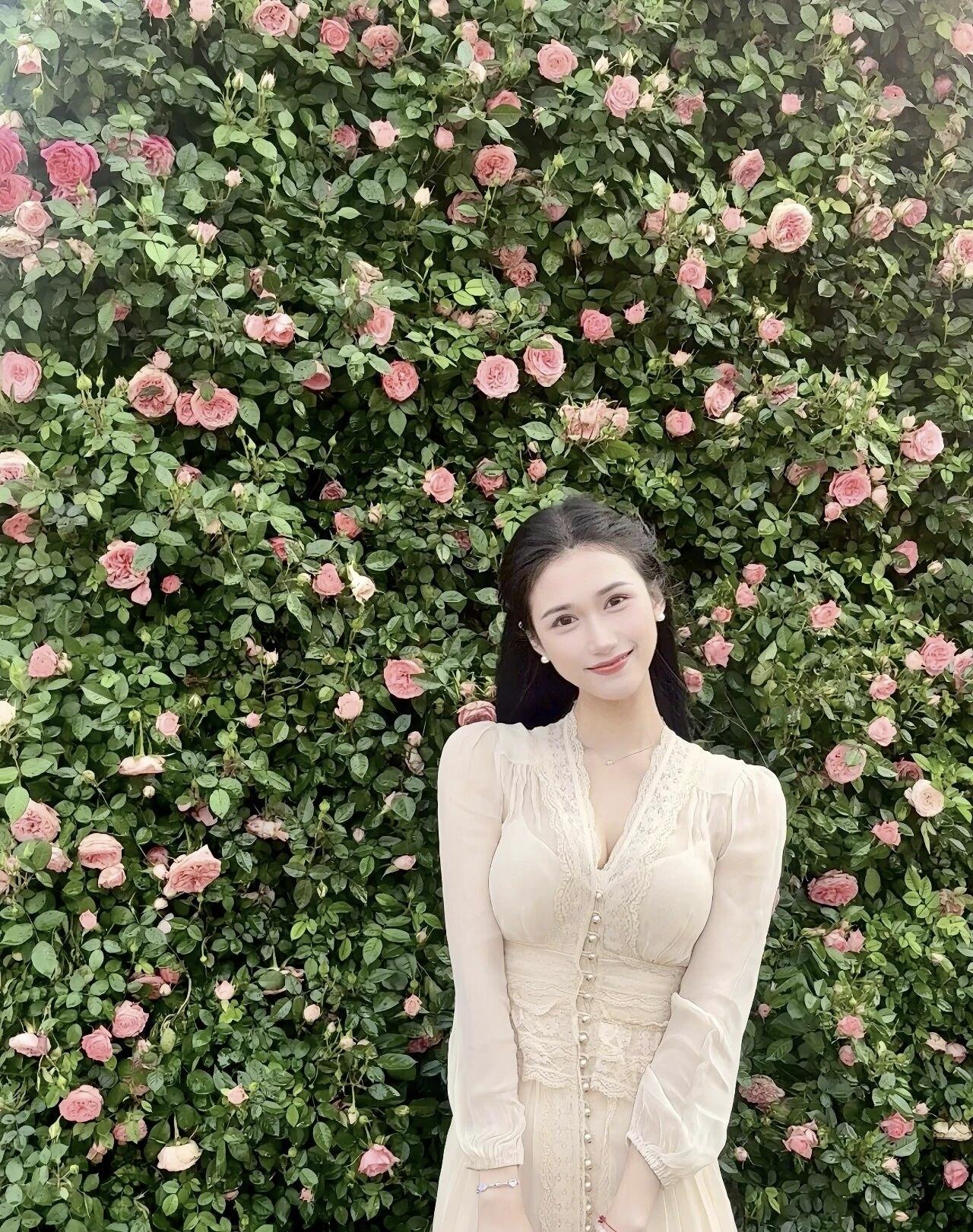粉嫩玫瑰丛中的优雅少女，甜美微笑，如梦似幻。