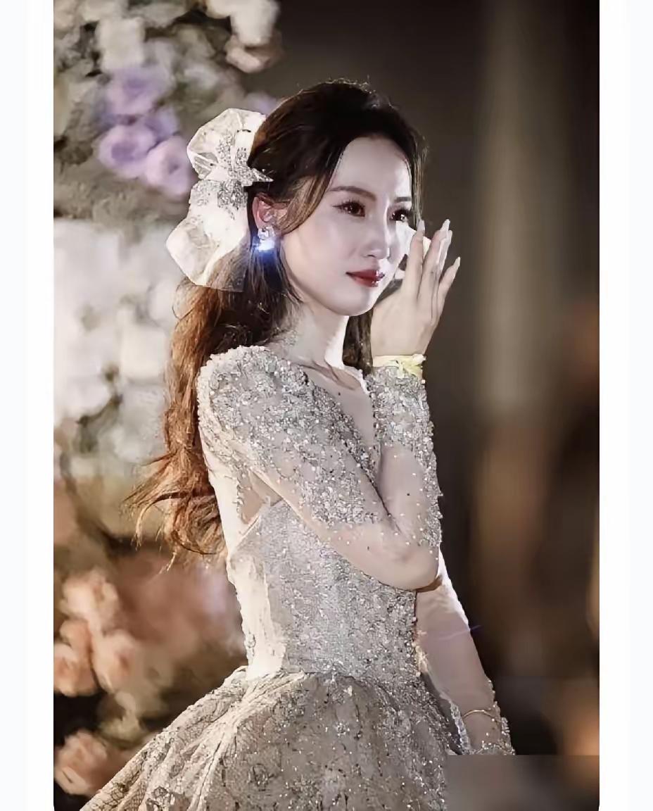 十七岁，不是七岁。这话得掰碎了说。

当年那姑娘指着亲妈鼻子骂"黄脸婆"，嫌她丢