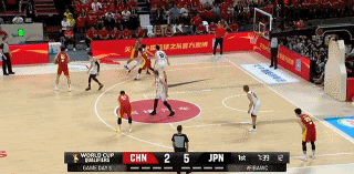 中国男篮巨星贺希宁终于进球了！在今天进行的中国男篮和日本男篮的世预赛中，当时比赛