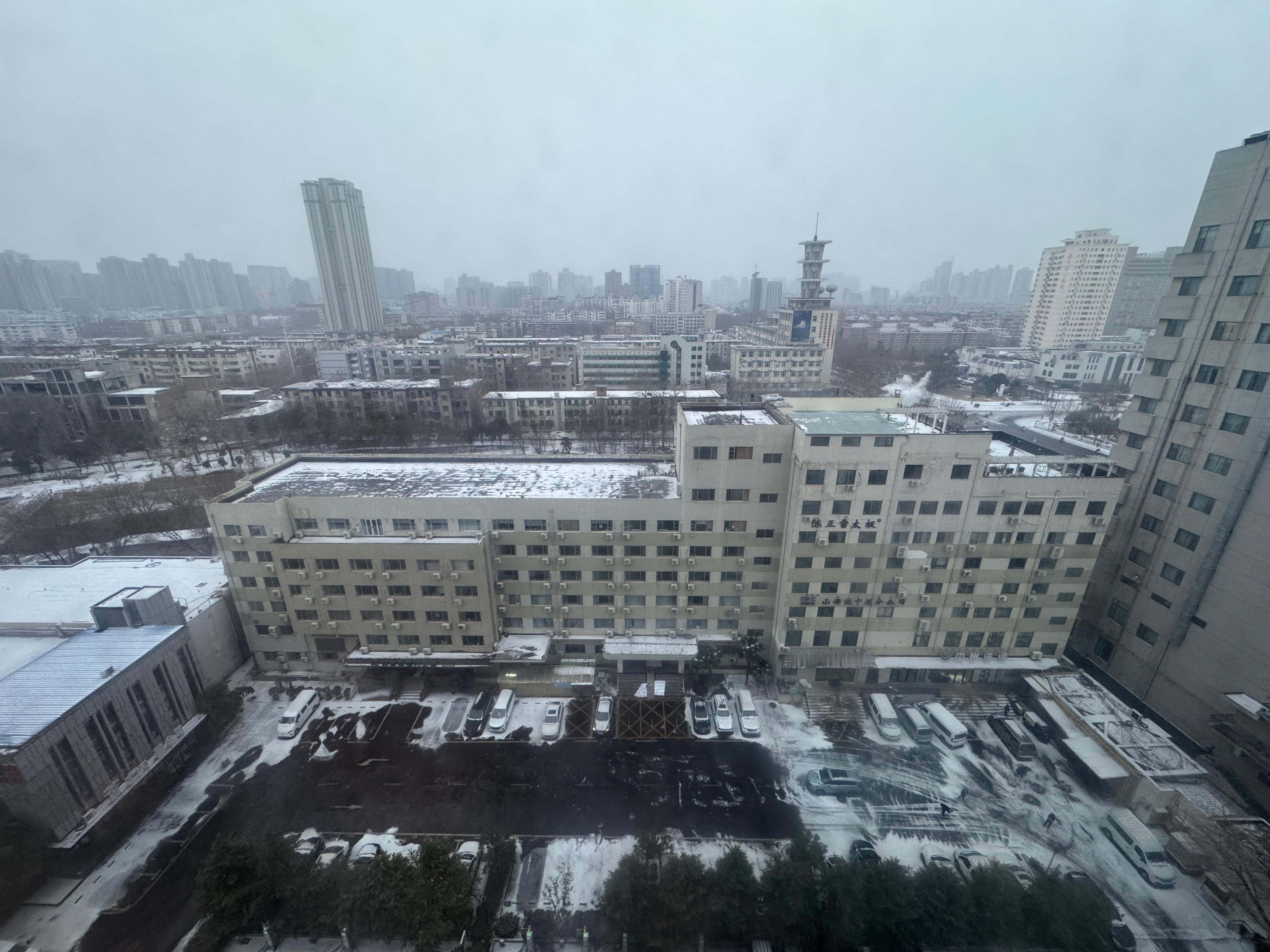 一觉醒来就是南方土豆的开心时刻可惜不能踩一踩，要赶路了！下雪啦郑州下雪 郑州·郑