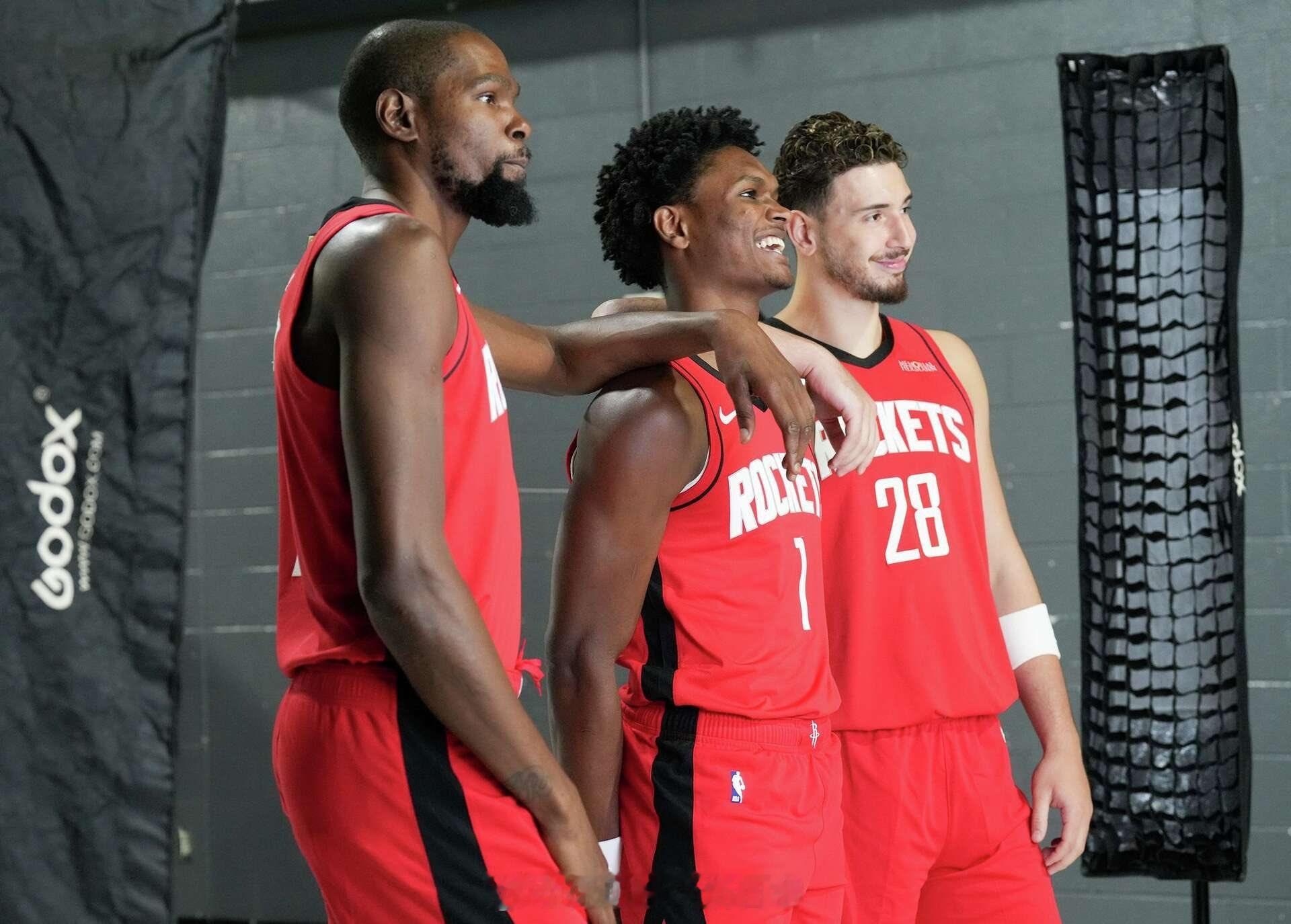 申京现在23岁，场均贡献23分9篮板7助攻，并且已经克服了职业生涯早期防守端的种