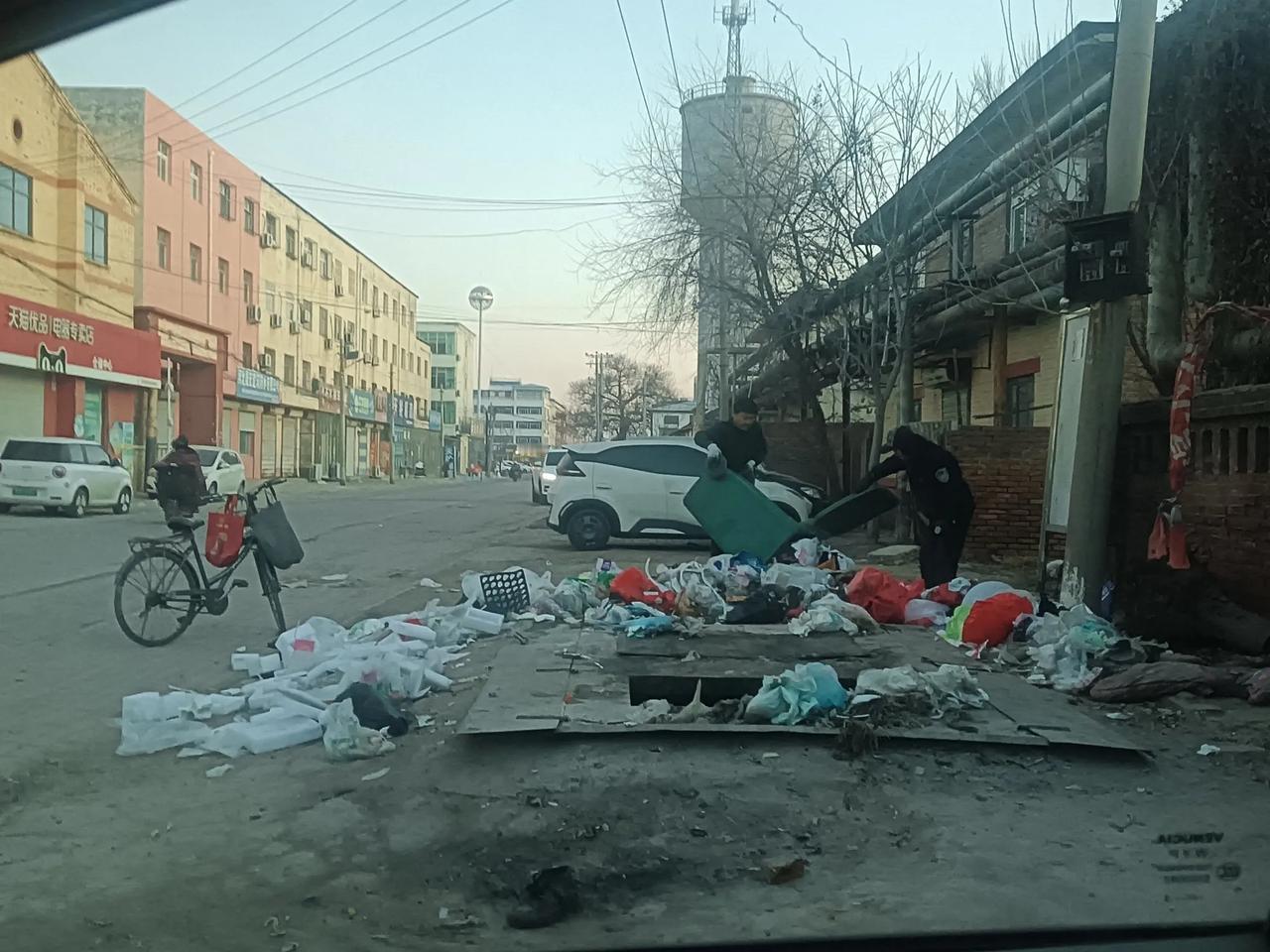 起大早捡垃圾！
城市里起的最早的是环卫工人，为了城市的清洁他们不辞劳苦。

还有