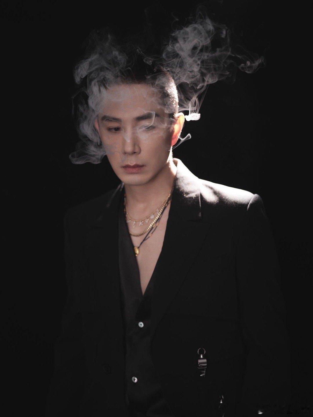 李承铉寸头 李承铉用一颗寸头完成了从“温柔型男”到“危险迷人”的基因重组。当烟雾