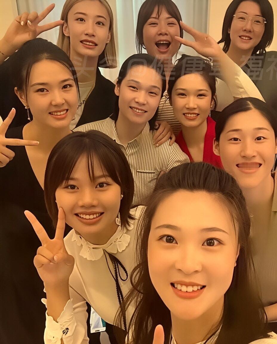 9位中国女排姑娘同框：惠若琪双瞳剪水，颜若舜华；张常宁凤眼如虹，华容婀娜；龚翔宇