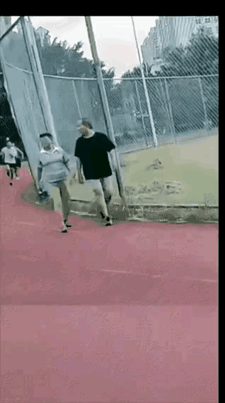 广东湛江这个肘击正在跑步的年轻人的老人上了热搜！当时这些初中生正在体育场里测试赛