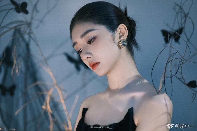 王影璐好圆一颗头王影璐的圆头型太有魅力啦！就像一个充满魔力的圆球，吸引着所有人的