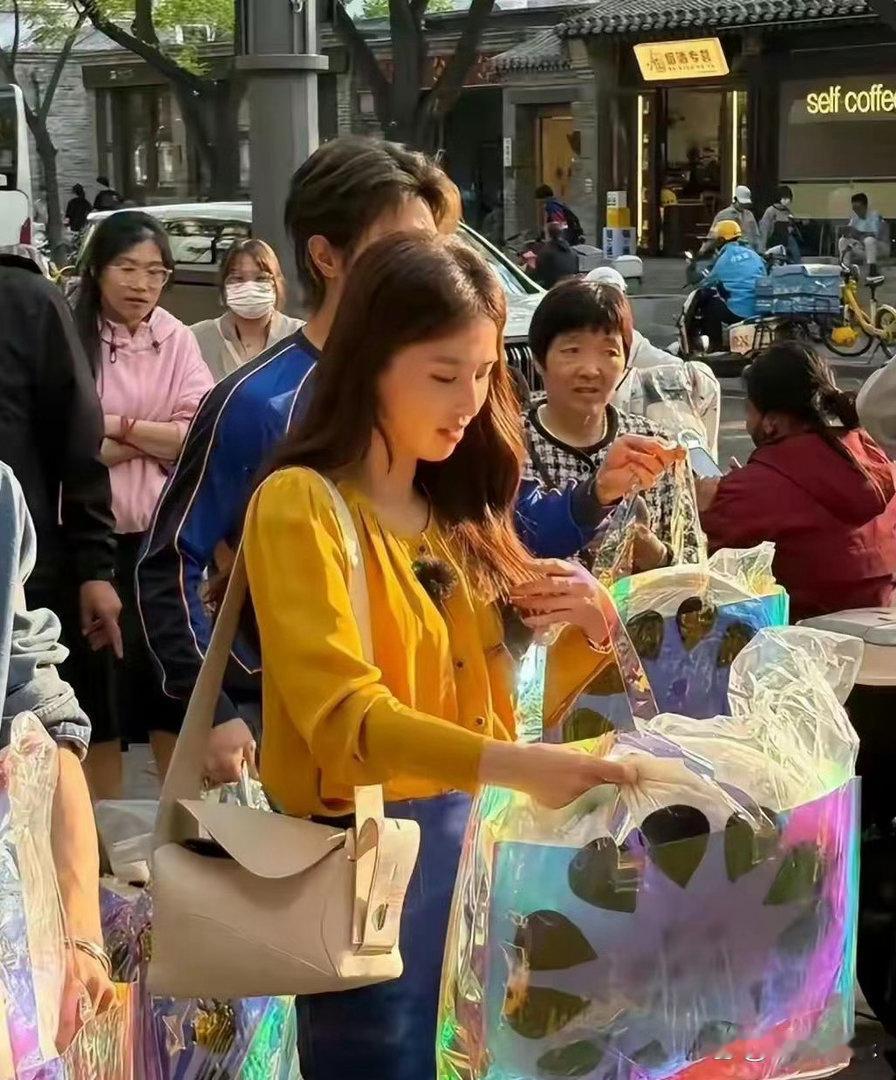 43岁的黄圣依状态也太好了吧，又瘦又美，一袭牛仔裙尽显轻盈体态，气质依旧在线～ 