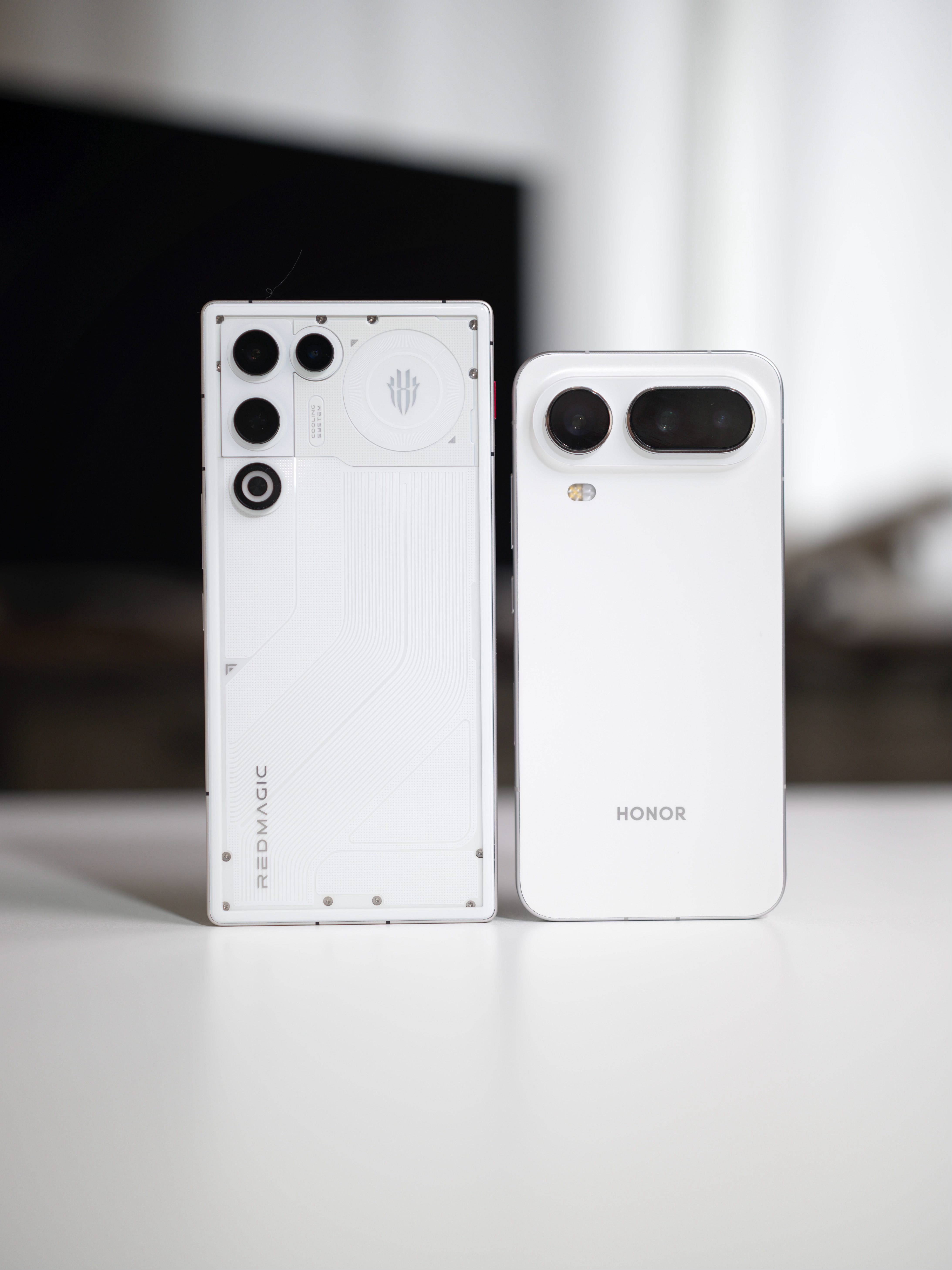 手上目前两台即将发布的Air手机，两台手机恰好都是白色，这两台机器代表两种不同思