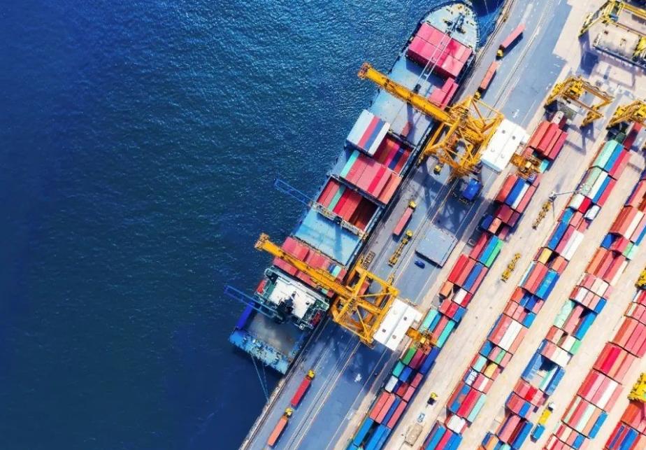 最近公布前两个月外贸数据显示，以美元算，1-2月我们出口总额涨了21.8%，进口