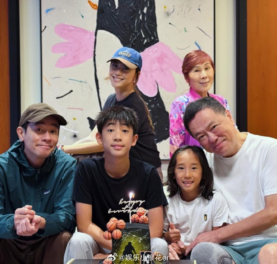 陈小春应采儿为Jasper庆祝13岁生日陈小春应采儿为Jasper庆祝13岁生日