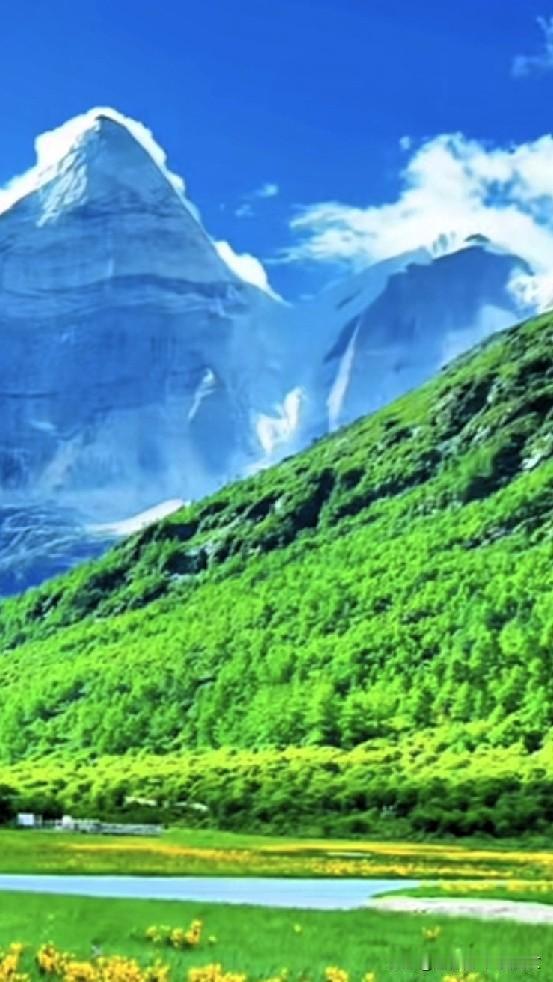 [彩虹]站在山野高处，背负行囊，看云卷云舒，远眺皑皑雪山。世间万般纷扰，在辽阔山