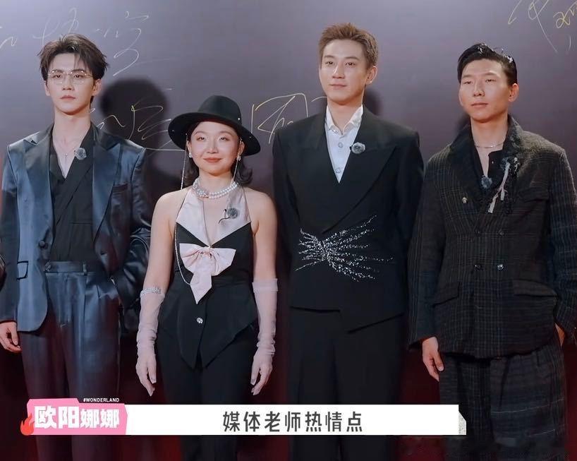 李嘉琦和180男团一起走红毯五十公里桃花坞  桃花坞红毯的李嘉琦，不仅自己美，还