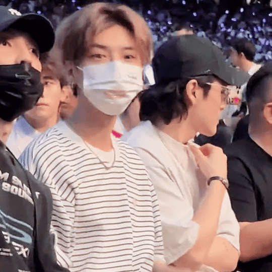 鹿晗去看邓紫棋演唱会了，状态回春了啊 ​​​