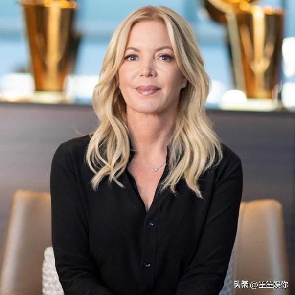 珍妮巴斯当初不顾兄弟姐妹反对，把湖人控股权卖给沃尔特，家族保留少量股份，人还留在