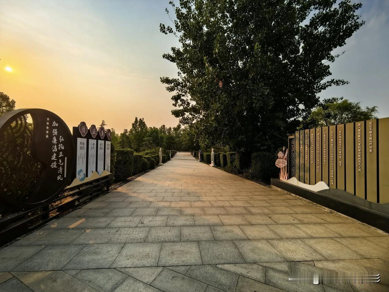 晨光中的瀍河区廉洁大道，你是否来过

这是位于洛阳市瀍河区九都东路洛河岸边，通向