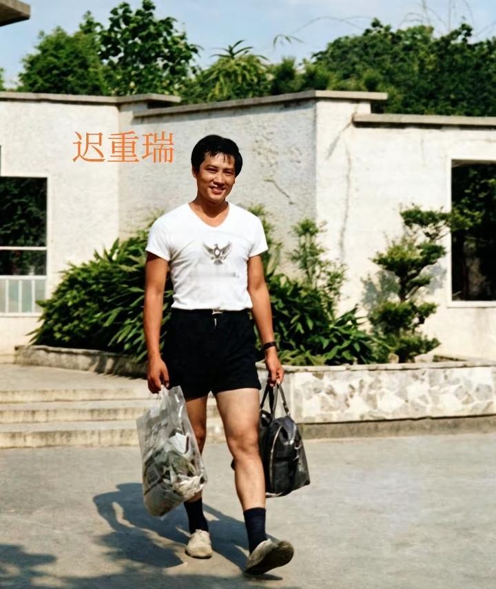 这是26岁的迟重瑞旧照，他阳光帅气，英俊潇洒，身姿挺拔如松，浓眉大眼五官周正，自