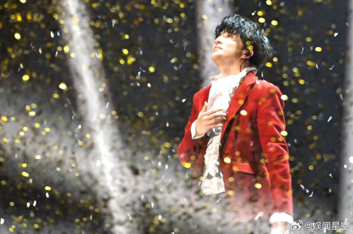 谢娜，怎么了？今天，网友们终于等来了薛之谦的回应。但是，对于谢娜的喊话，他却只字