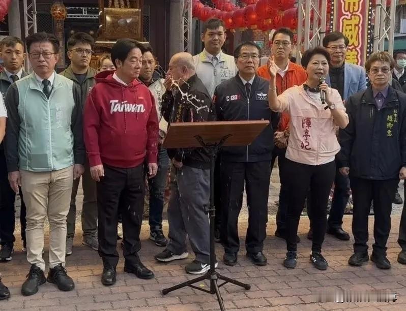 大年初二就遭报应！
赖清德拜神，
当场被喷一身！

这画面真是讽刺到极点！
大年