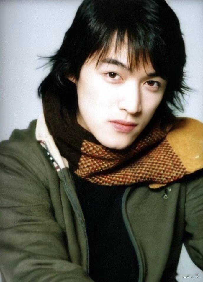 大家觉得胡歌年轻时的颜值如何?
年轻时的胡歌，才是内娱少年感天花板，无人能复刻！