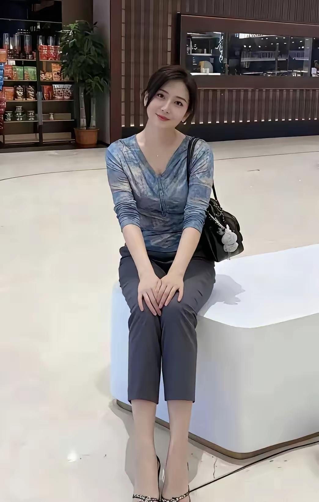 优雅气质，蓝白撞色上衣搭配灰色裤子，简约而不失时尚感。