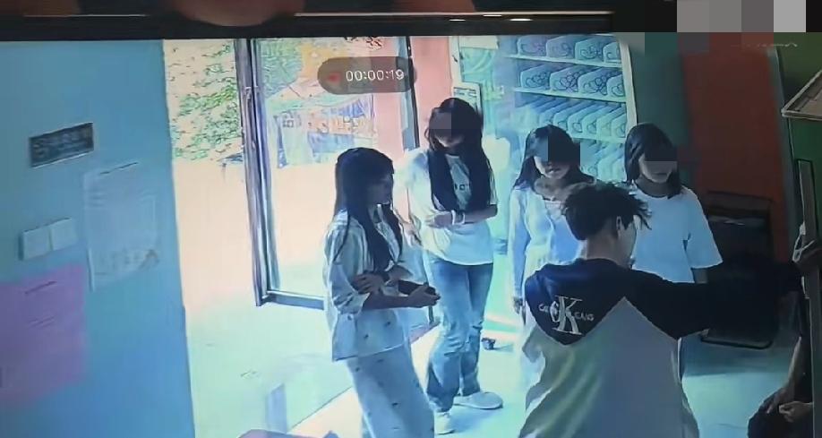 近日，江西。五六个年轻男女盯上了街边的智能自助饮料贩卖机，利用设备“先开门，后扣