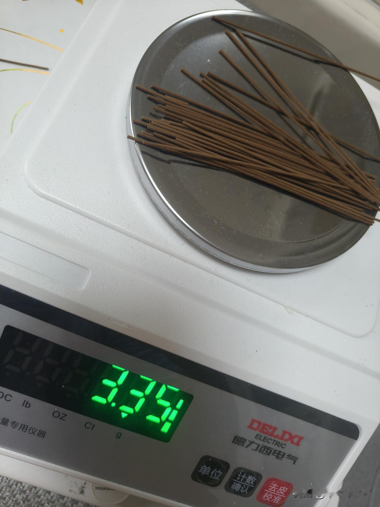 哎呀，跟大家闲聊个事儿，聊着玩的。我小女儿不是要毕业了吗？要送老师礼物，我们以前