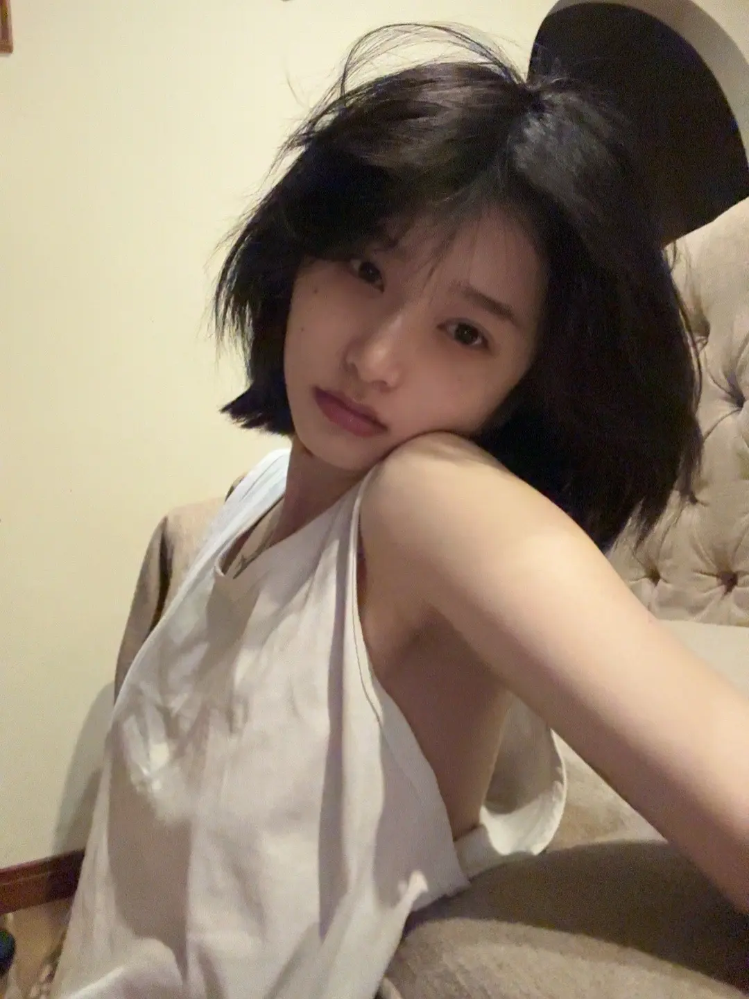 偷偷地