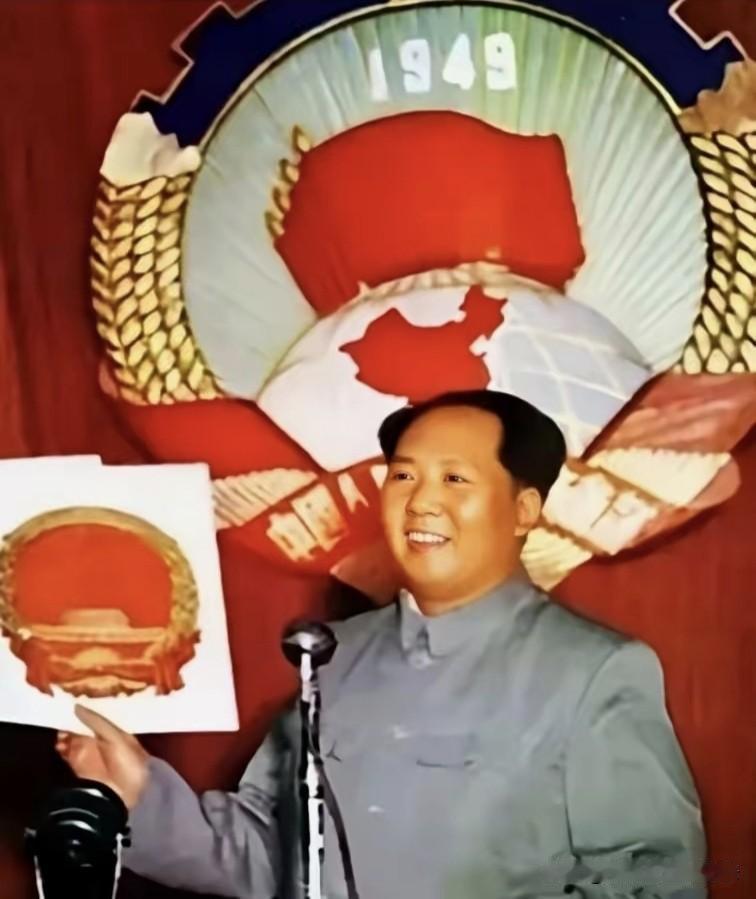 1950年6月，毛主席在全国政协第一届二次会议上，宣布清华大学设计的国徽方案。