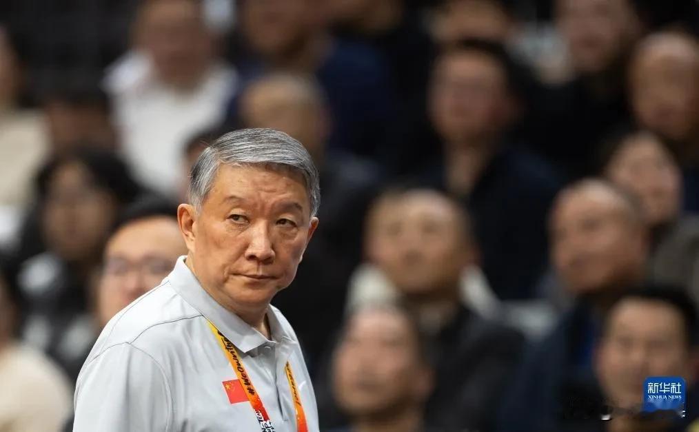 明眼人都看得明白，
教练组心里更清楚：
女篮接连折戟名古屋、柏林，争议满天飞，宫