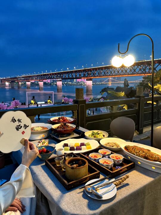 武汉旅游花的最值的一顿 蓝调江景🌉